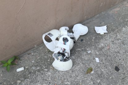 En la acera contigua a la tienda quedaron las partes de la cámara dañada.