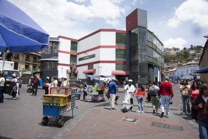 Afuera de los centros de compras se vende lo mismo que adentro.