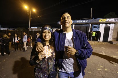 Madre e hijo disfrutaron del concierto de Aventura.