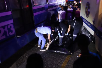 El cuerpo de la víctima fue levantado por agentes de Criminalística.