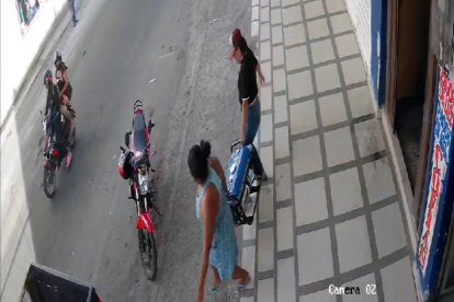 Una menor de edad presenció cuando la banda se acercaba sigilosamente a la tienda.