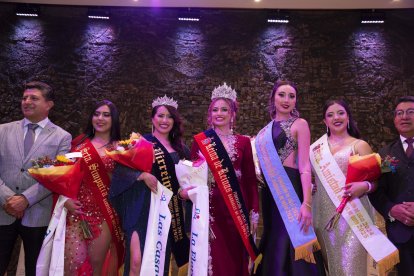 Leslie Guzmán (c) con su corona y la corte de honor que le acompañará.