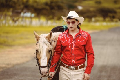 En el videoclip de 'No Debí', Jandino eligió grabar con caballos porque ama a estos animales.