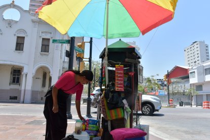 Margarita Gueyña espera por la apertura de la calle, para volver a vender en la sombra.
