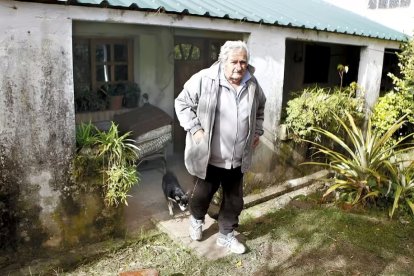 Pepe Mujica vive en una pequeña casa en las afueras de Montevideo.