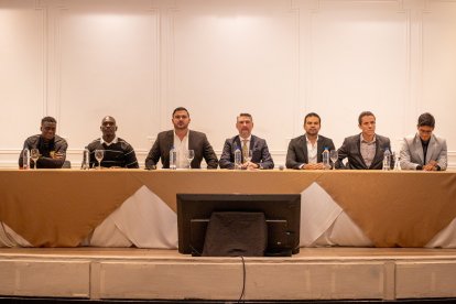 Álex Rangel, Segundo Castillo, el presidente de Barcelona Antonio Álvarez y más directivos en la presentación del la campaña socio Centenario.