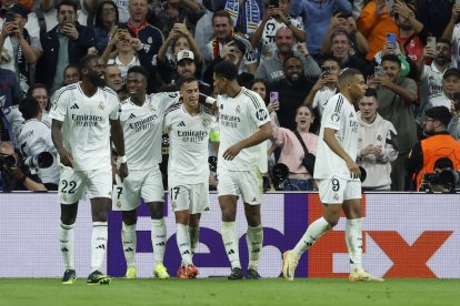 El defensa del Real Madrid Lucas Vázquez (c) celebra su gol, tercero del equipo blanco, durante el encuentro de Champions League ante Borussia Dortmund, en el estadio Santiago Bernabéu