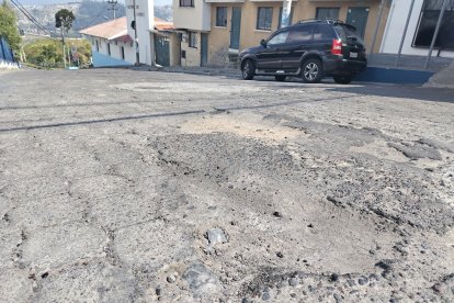 Esta calle, en el sector El Placer, del centro de Quito, está en mal estado.