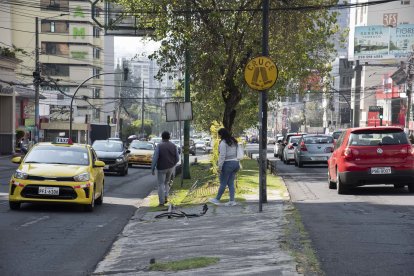 Los peatones encuentran dificultades para cruzar.