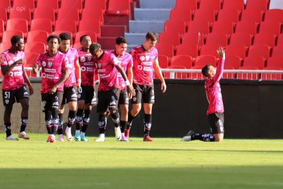 Independiente del Valle venció a Universidad Católica con gol de Michael Hoyos (d)