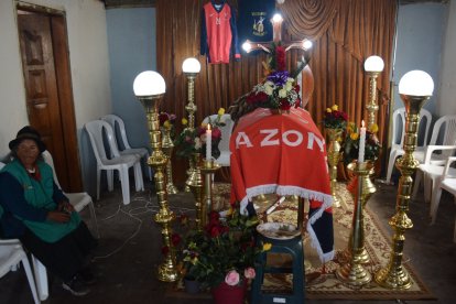 El ataúd fue cubierto con la bandera del equipo del fútbol de Cangahua, Cayambe.