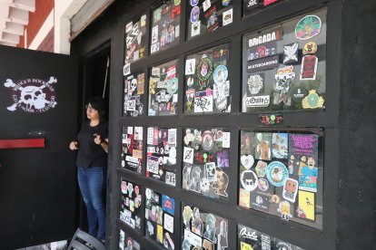 Las ventanas llenas de stickers son el lugar favorito de Valeria.