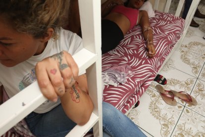 Una mujer con suero estaba en una clínica clandestina.