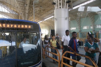 Los usuarios de la Metrovía se quejan del mal estado de las unidades. Algunas tienen más de 15 años de antigüedad.