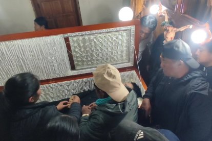 Un habitante ofició la boda simbólica entre la pareja.