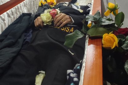 El fallecido fue sepultado con el anillo de bodas.