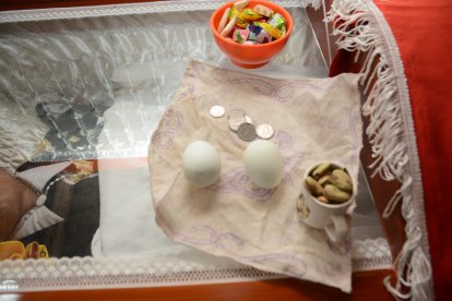 Golosinas y comida se pusieron sobre el cofre.