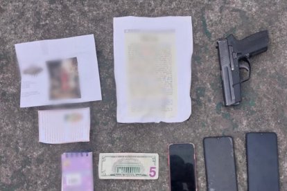 Entre los indicios del delito se encontraron un arma de fuego y panfletos intimidatorios.