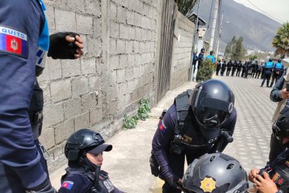 Una de las agentes metropolitanas resultó herida durante el operativo.