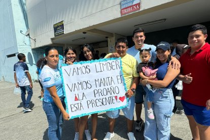 Aficionados llegan en familia al estadio Jocay.