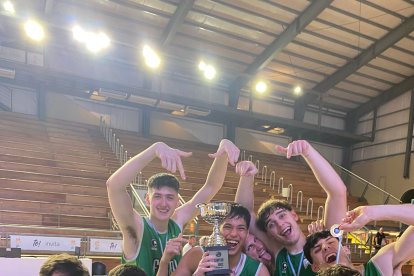 Juan Fernando Toledo en pleno festejo con la sub 21 de Ferrocarril Oeste.