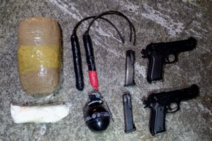 Entre las evidencias hay armas y explosivos.