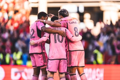 Jugadores de Inter Miami en la celebración de gol. Campana (d) es parte del festejo grupal