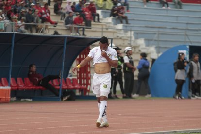 Ángel Gracia, jugador de Mushuc Runa, y su molestia tras salir expulsado debido a un polémico festejo en el gol que le marcó a su exequipo, El Nacional.