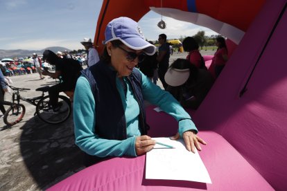 Una participante hace su dibujo para aportar en la búsqueda de romper el récord.