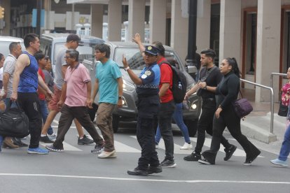 Agentes metropolitanos en el centro de Guayaquil ayudando a controlar el tránsito.