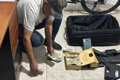 Las autoridades también encontraron dinero en efectivo durante los operativos.