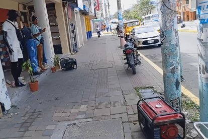 Con la inversión en generadores de energía intentan darle vida al comercio.