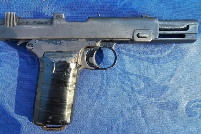 Entre las evidencias constan tres armas de fuego y una traumática.