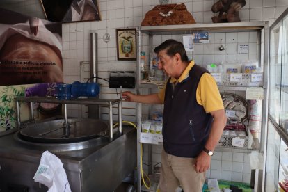 Julio López tiene su emprendimiento de sal marina pero con los cortes de luz no puede trabajar con normalidad.