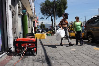 Hay sectores en donde se han colocado generadores de electricidad afuera de los negocios.