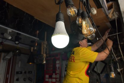 Esto bombillo recargable tiene una duración de dos horas.