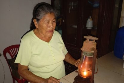 Colombia Crespín sacó su lámpara a kerosene, ahora la enciende con diésel para alumbrarse en las noches.