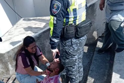Momento en el que David Mora buscó resguardo en unos agentes de tránsito.