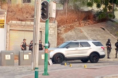 El fiscal fue asesinado cuando se movilizaba en su vehículo.