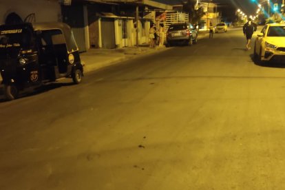 Agentes de la Policía revisaron el sitio donde quedó el taxista.