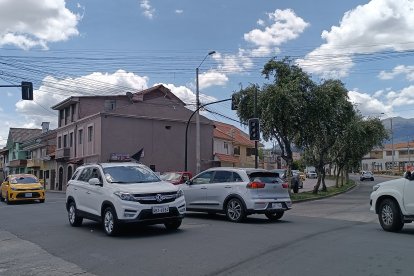 Por los cortes de electricidad se genera congestión de vehículos en algunas calles de Cuenca.