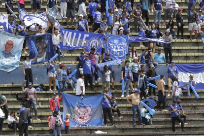 Mucha hinchada se hizo presente del Emelec, al medio día en el Atahualpa.