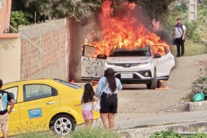 Uno de los autos usados para el ataque fue quemado.