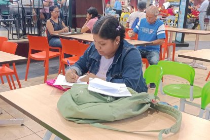 Geraldine, mientras preparaba el tema de examen para su hija.