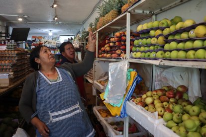 Sebastiana indica los productos que se están echando a perder por la falta de clientes.
