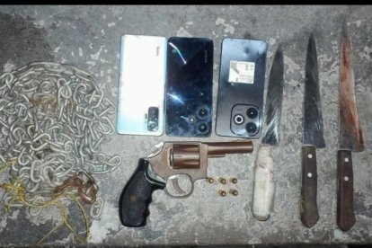 Lo que se halló en posesión de los detenidos.