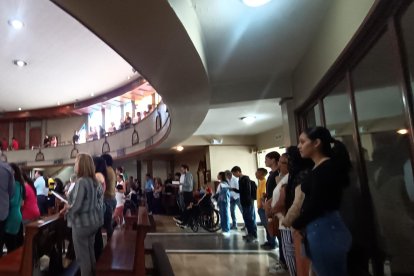 Feligreses rezaban de pie por la falta de espacio en los asientos.