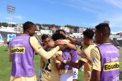 Los jugadores de Católica abrazaron al joven delantero que lloró al recordar a su madre.