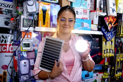 Paneles solares y focos recargables son de los productos más solicitados.