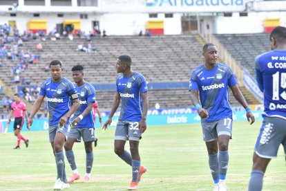 Jugadores de Emelec evidencian en sus rostros el malestar por la mala situación del equipo